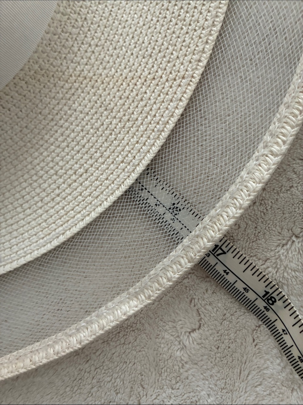 Elegant Women's Cream Sun Hat with Bee Accent - Picture 6 of 6